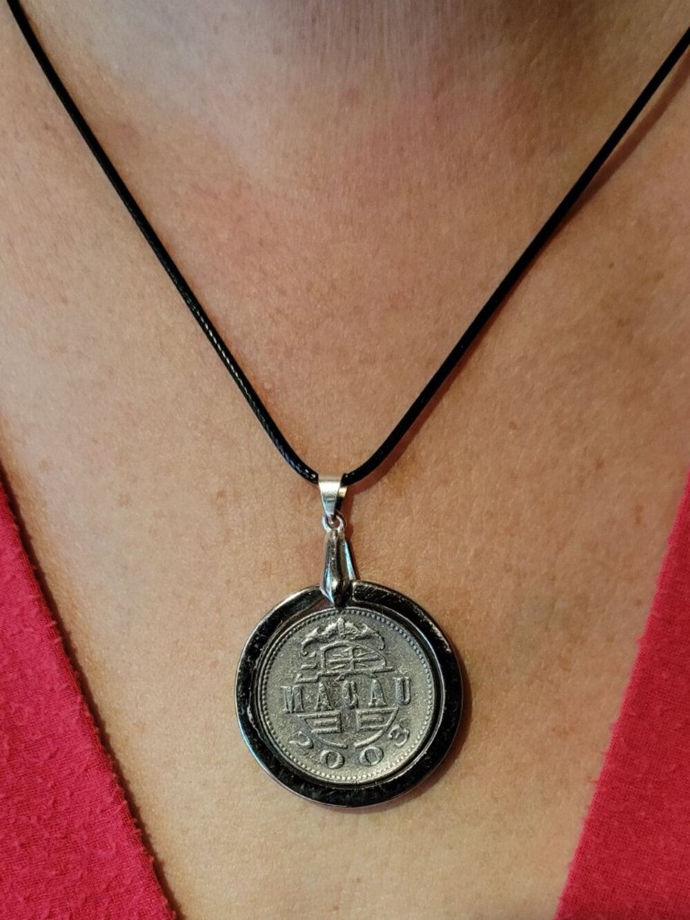 2003 Macau 1 Pataca Coin Pendant, Handcrafted Vintage Coin Resin Necklace - Picture 6 of 6
